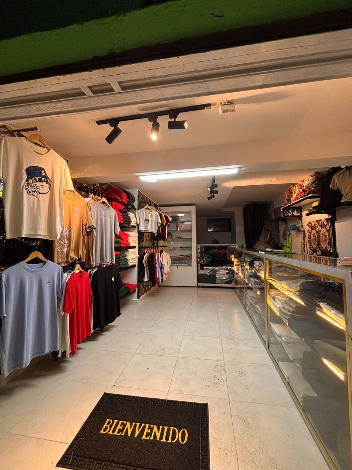 Nuestro local en Bogotá, con camisetas, buzos y dotaciones en exhibición